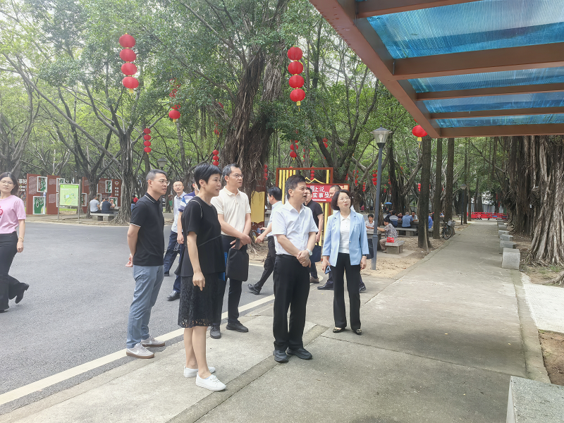 覃海深主任到大龙街调研全过程人民民主感知点建设工作