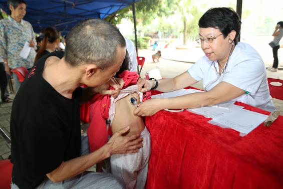 22、东环街人大代表到社区开展义务接诊服务