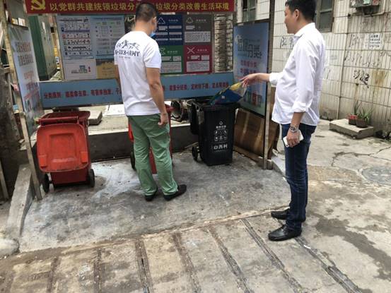 说明: 7月2日上午,人大代表暗访东联村垃圾站点(建议要加强垃圾清运速度和垃圾桶保洁)