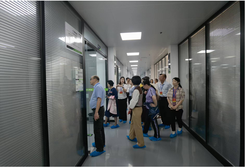 石壁街组织“两代表一委员”赴三雄极光调研