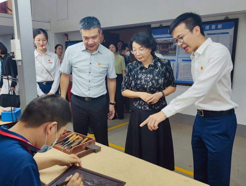 覃海深主任到石碁镇调研人大工作