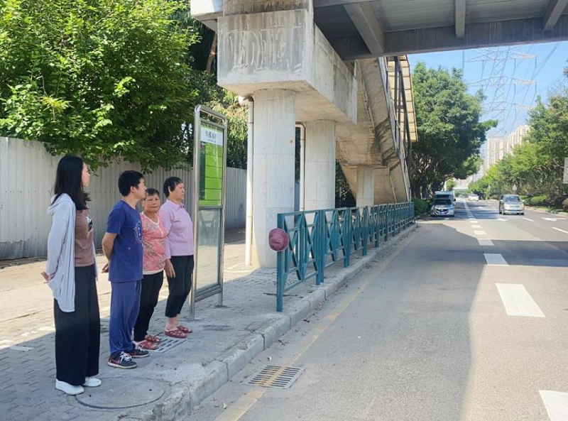 增设公交站解决出行难 人大代表解民忧获锦旗