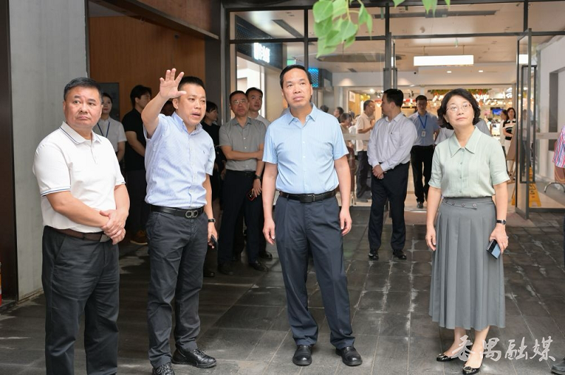 黄彪书记、覃海深主任到市桥街万丰片区人大代表联络站开展联系群众活动并专题调研