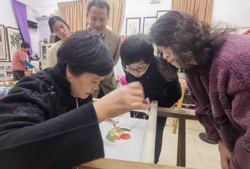 体验广绣魅力，共谋文化新发展——小谷围街人大代表实地调研走进广绣传承基地