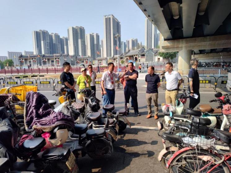 新造镇人大组织代表开展地铁站口交通环境整治专项调研