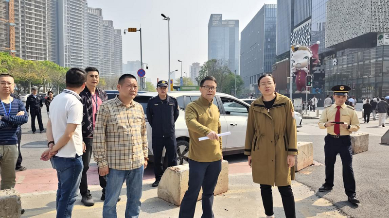 人大钟村街道工委组织代表调研地铁口周边电动自行车停放问题